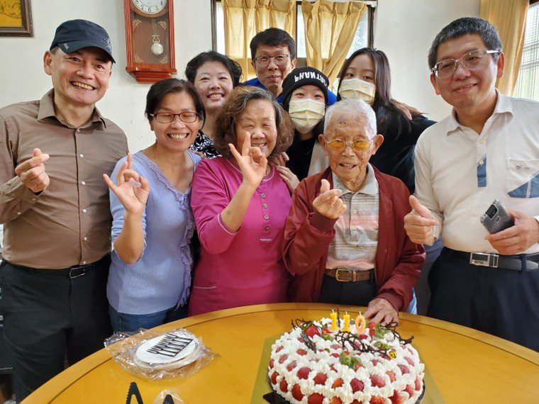 黃德成今天和家人共同歡慶他110歲生日。記者卜敏正／翻攝