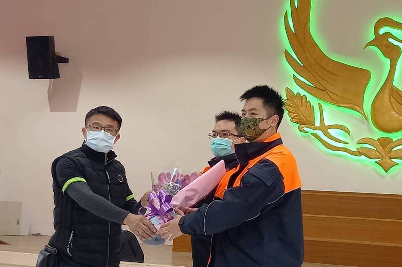 台南市民陳森茂（左）獻花給消防局和緯專責隊員趙建穎（中）和楊順翔（右），感謝救命之恩。圖／聯合報系資料照片