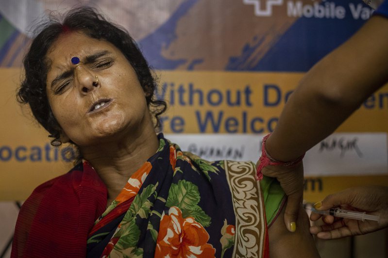 印度阿萨姆邦古瓦哈提一名妇女上月21日接种新冠疫苗。美联社(photo:UDN)