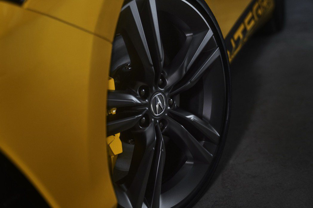 19吋的消光黑鋁圈搭配Brembo黃色煞車卡鉗。 圖／Acura提供