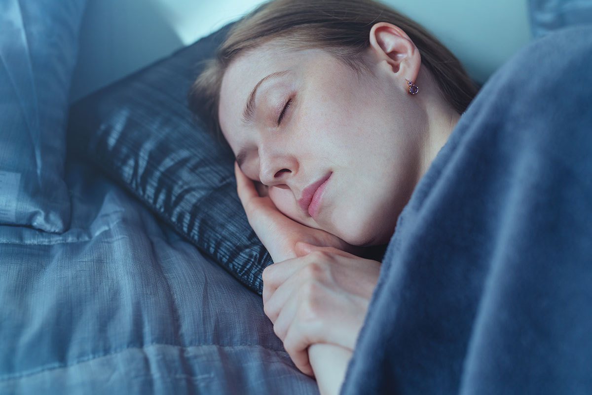 一項重要研究顯示，在晚上10點到11點間的「黃金時段」入睡，可以降低罹患心臟病的風險。科學家發現，就寢時間與心臟病發作、中風之間存在關聯，尤其對女性來說，熬夜的風險更大。