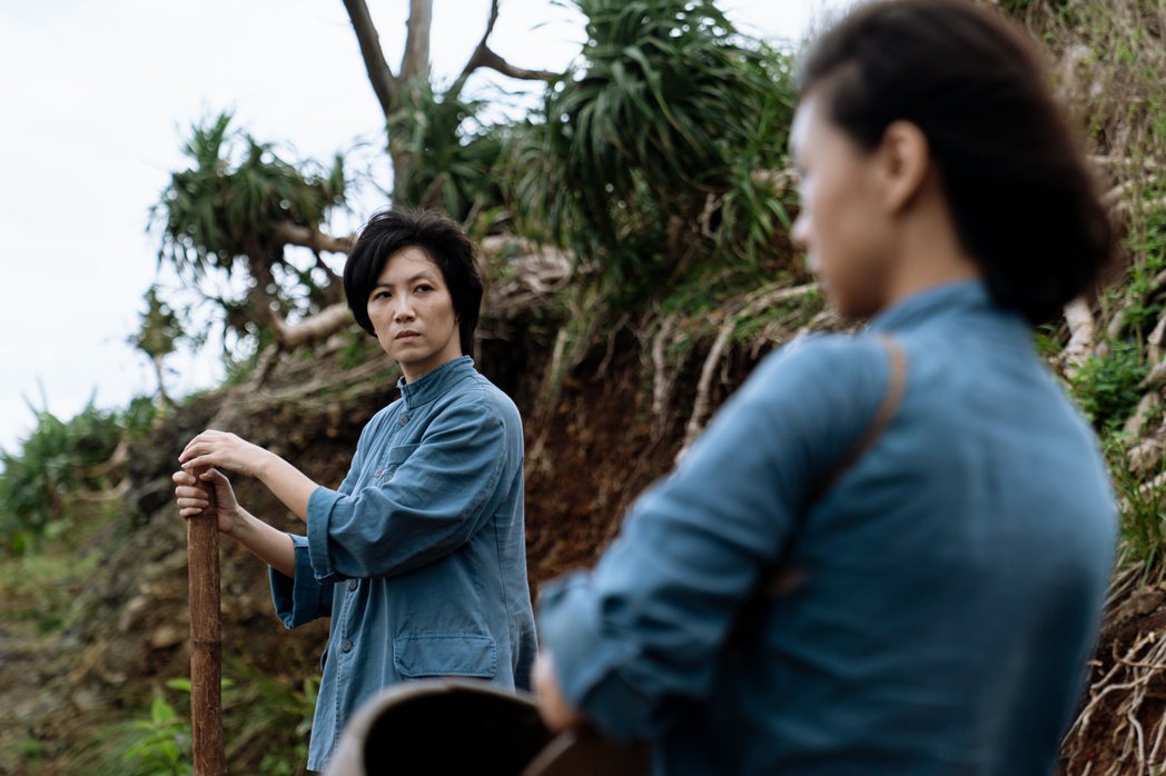 講述女性政治犯的電影「流麻溝十五號」14日在綠島正式開鏡，演員徐麗雯（左）飾演一