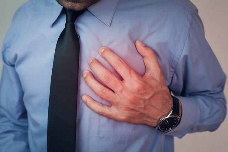 與阻塞性疾病一樣，胸痛或心絞痛是非阻塞性冠心病的常見症狀。 圖／常春月刊提供