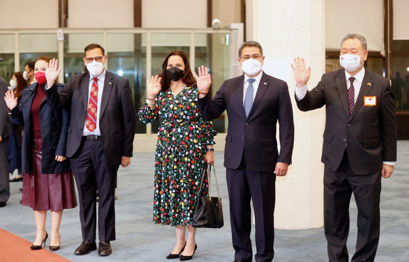 宏都拉斯總統葉南德茲（右二）伉儷等12日訪台，由外交部次長俞大㵢(右一)代表在B9國賓門迎接訪問團，一行人一起透過媒體的鏡頭揮手向國人致意。記者鄭超文／攝影