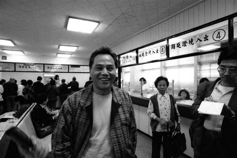 1988年11月14日，內政部境管局發出第一張「大陸同胞來台旅行證」，申請人是浙江籍58歲的許松林，境管局寄發通知給許松林的委託人許鵬林（圖）。圖／聯合報系資料照片