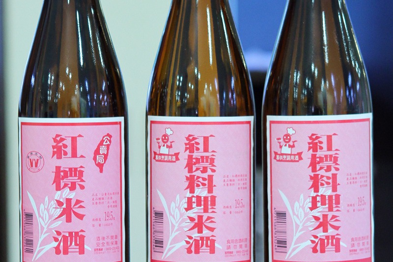 馬政府為了解決米酒問題引發的民怨，推動修改菸酒稅法將米酒改為料理酒課稅，並與WTO會員國積極溝通，讓米酒價格回到25元。圖／聯合報系資料照片