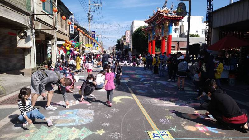 台中梧棲朝元宮老街今天封街，讓民眾在馬路上盡情彩繪。記者游振昇／攝影