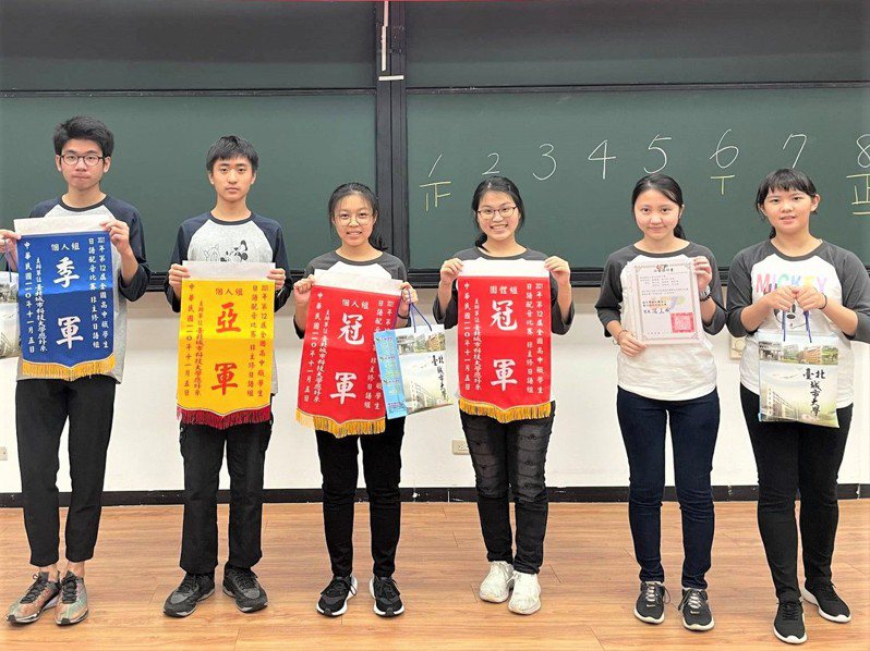 南投縣普台高中學生勇奪全國高中職學生日語配音比賽「非主修日語組」冠軍、最佳人氣團體獎，還囊括個人獎前三名。圖／普台高中提供