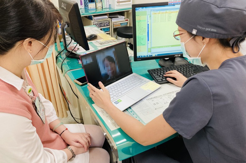 新竹國泰綜合醫院家庭醫學科醫師葉俞君發現不少檢疫隔離民眾，因為身心狀況不佳透過視訊診療求助。圖／院方提供