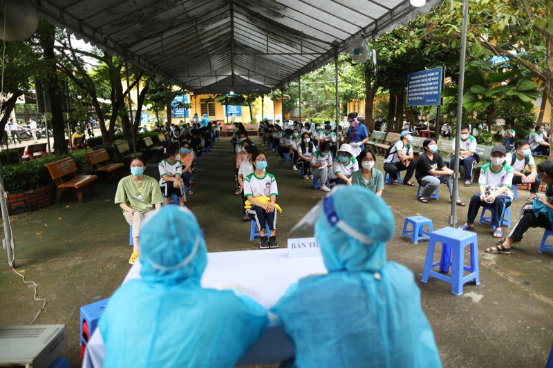 越南政府希望在今年底之前，達成7成人口完整接種新冠疫苗。圖為胡志明市一所小學正準備為學生施打疫苗。法新社