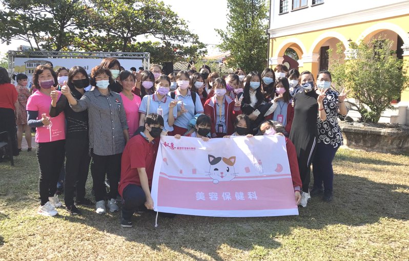 台南柳營社區成果展，敏惠醫專為阿公阿嬤妝扮助演出。圖／敏惠醫專提供
