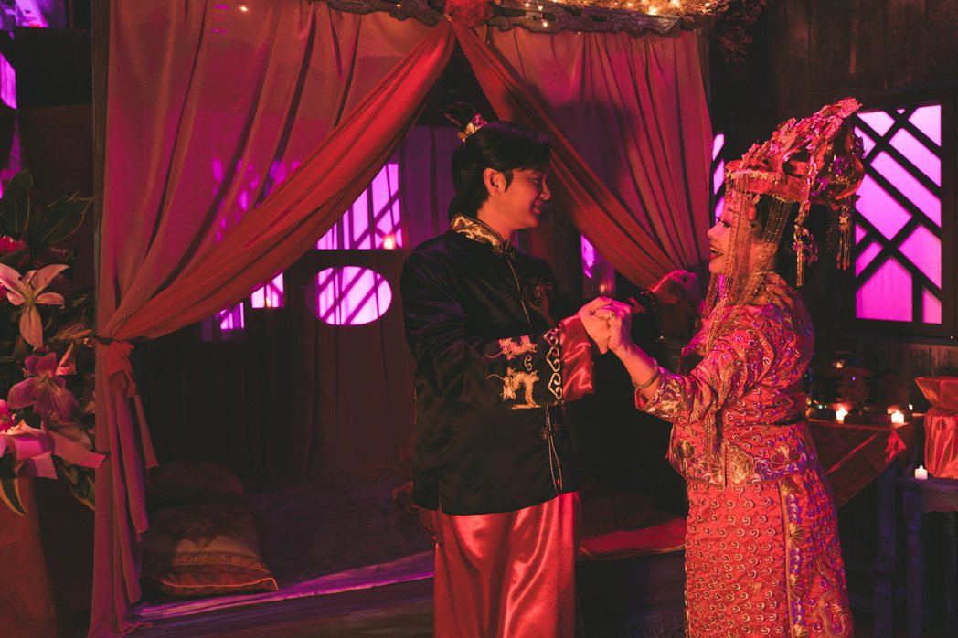 許富凱（左）與狄玫在「孟婆客棧」上演幻想婚禮。圖／公視台語台提供