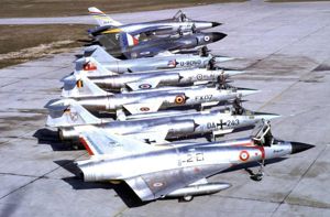 1964年的一場北約聯合演習，前方第二位開始的4架F-104，依序分屬西德、比利時、加拿大、荷蘭。圖／取自網路