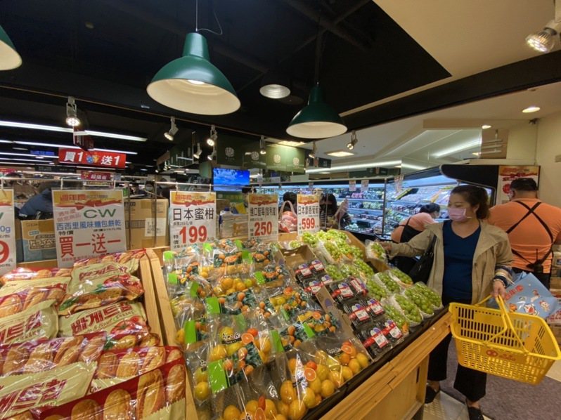 隨著民生物價頻漲，SOGO忠孝館周年慶期間超市推出許多買一送一優惠，吸引民眾搶買。圖／SOGO提供