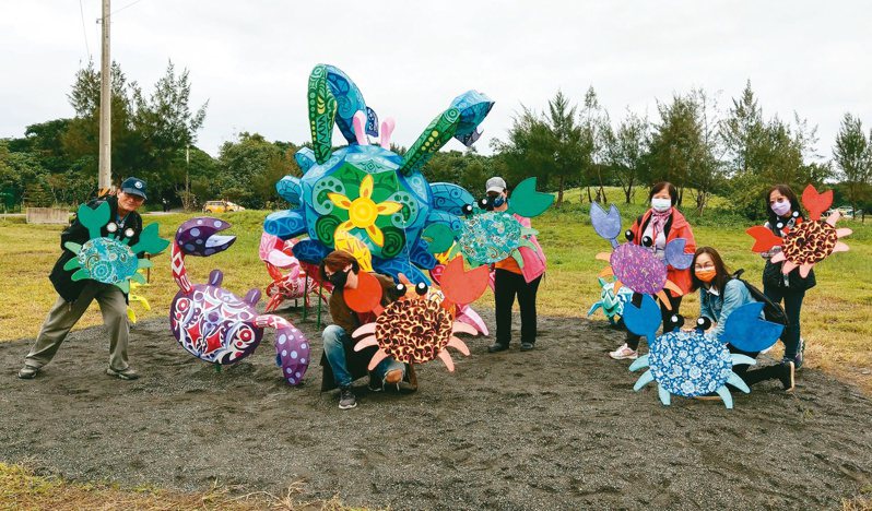 宜蘭壯圍沙丘地景藝術節即將登場，沙馬蟹的藝術創作，繽紛亮眼。記者戴永華／攝影