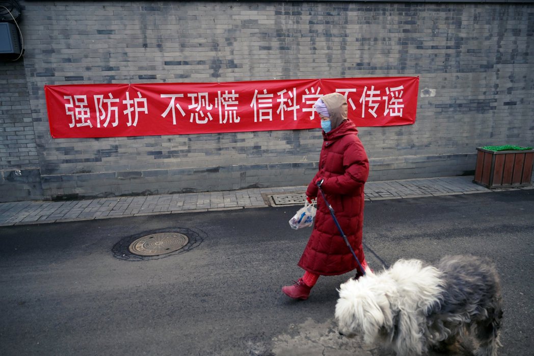 2020年2月，中國疫情全面爆發初期，北京街頭的遛狗人。 圖／路透社