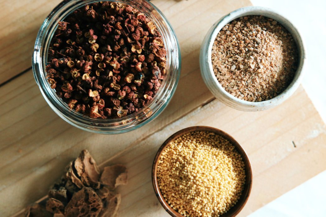 小米、芋頭乾、樹豆粉等重要原住民食材，近年來開始受到名廚的使用。 圖／宗大筠提供