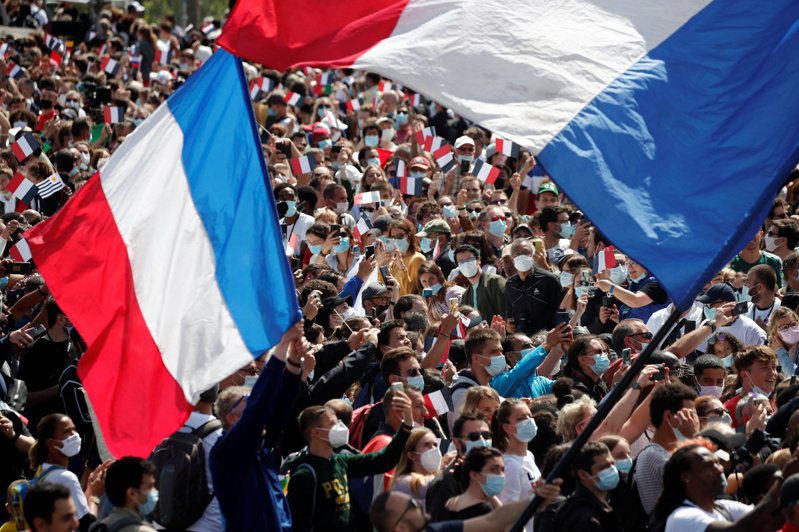 據歐洲媒體透露，馬克宏一直以來都很想改成海軍藍的旗幟、象徵「法國大革命」。路透