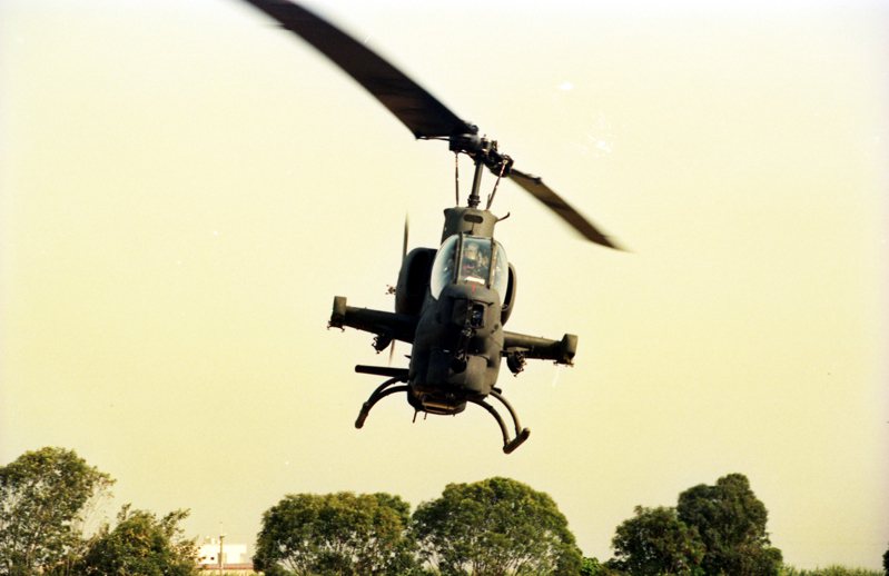 陸軍航空部隊完成首批AH-1W攻擊直升機和OH-58D戰搜直升機在國人面前，李登輝總統並親自前往視察。圖／聯合報系資料照片