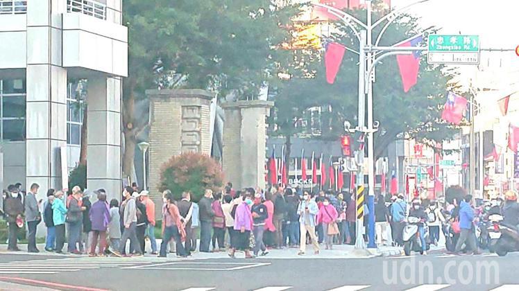 今天上午8點不到，嘉義市政府前已經擠滿了等待兌換嘉倍券的人潮，排隊人龍將市府包圍...