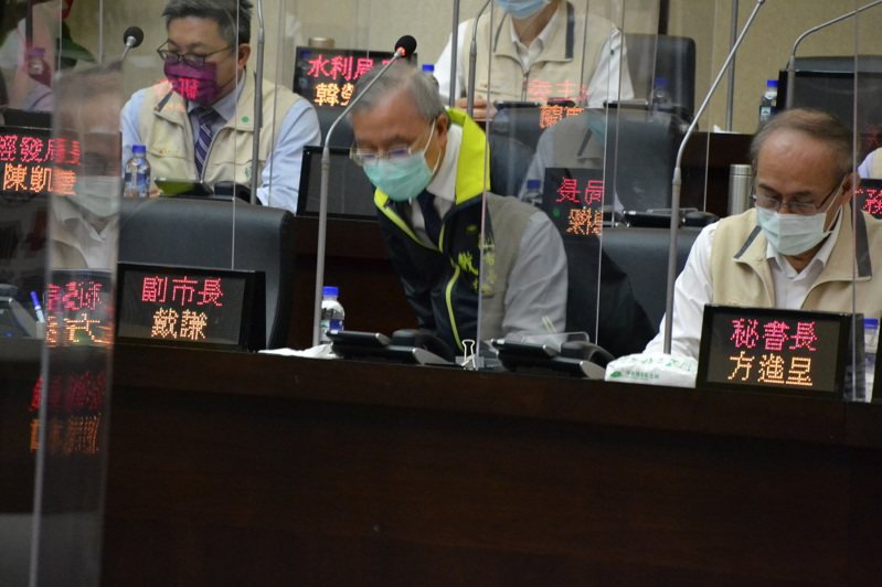 台南市副市長戴謙針對部分局處首長沒準時抵達議會開會，鞠躬道歉。記者鄭惠仁／攝影
