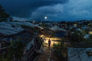 「若開洛興雅救世軍」現在宣稱掌控滯留孟加拉的近100萬名洛興亞人，且殺害那些出聲反對者。圖為孟加拉庫圖帕隆難民營。圖／取自紐約時報