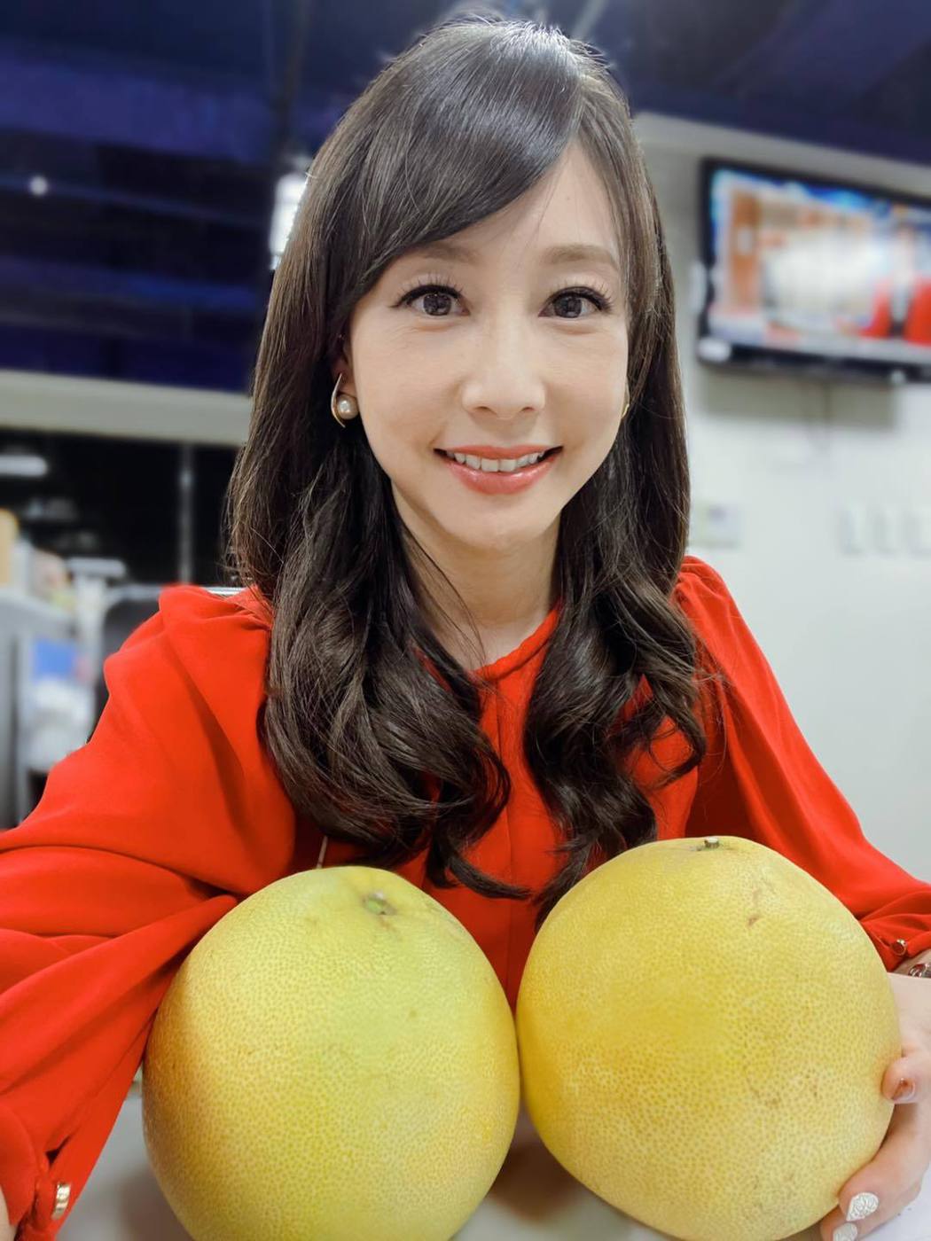 吳宇舒把兩顆大白柚擺在胸前的桌上。 圖／擷自吳宇舒臉書