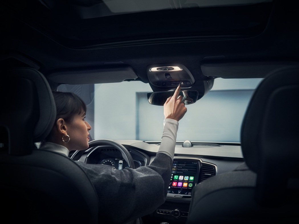 Volvo on Call整合式車內服務給予車主更便利多元的使用可能，遇碰撞事故...