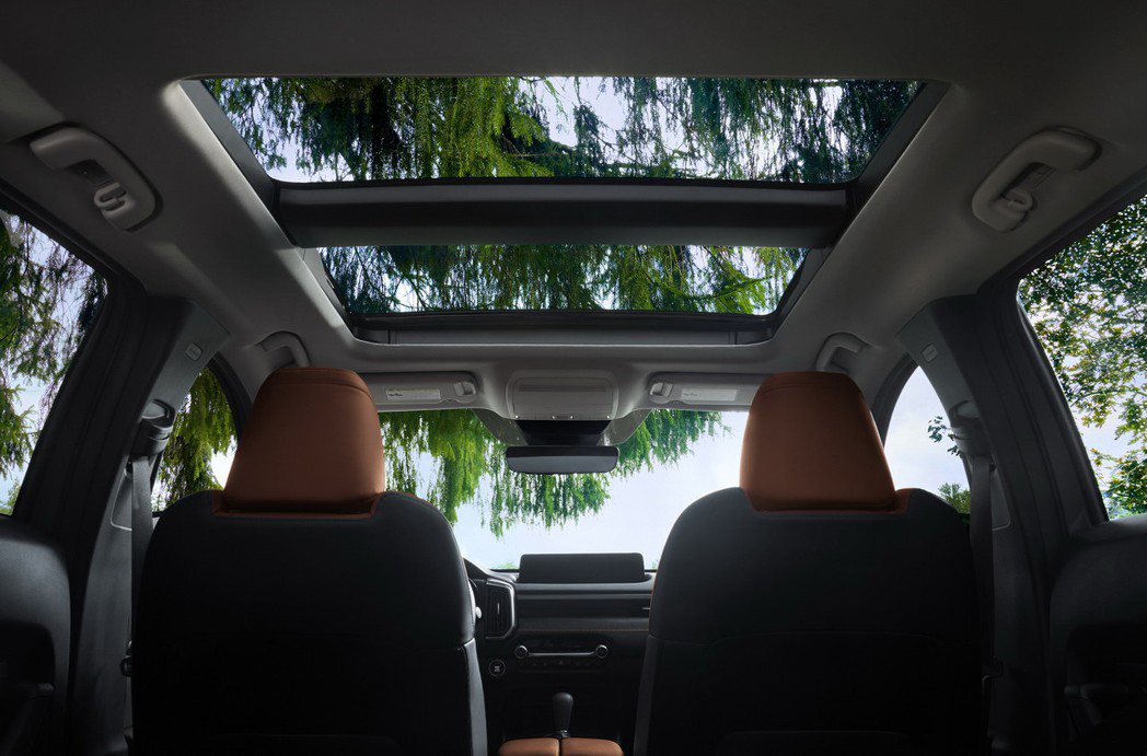 CX-50車室內還有全景玻璃天窗增加乘客視野開闊感。 圖／摘自Mazda