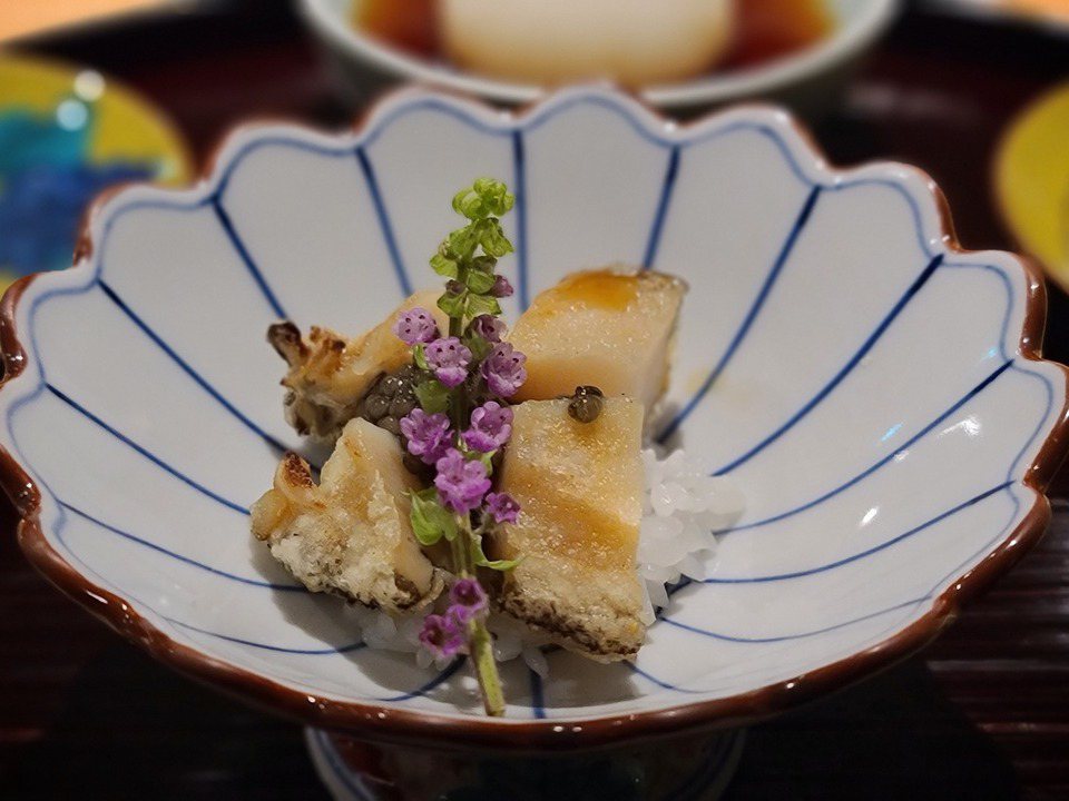 日本料理在台灣不僅深受喜愛，店家在食材與技術的掌握程度亦相當了得，如梁旅珠認為「...