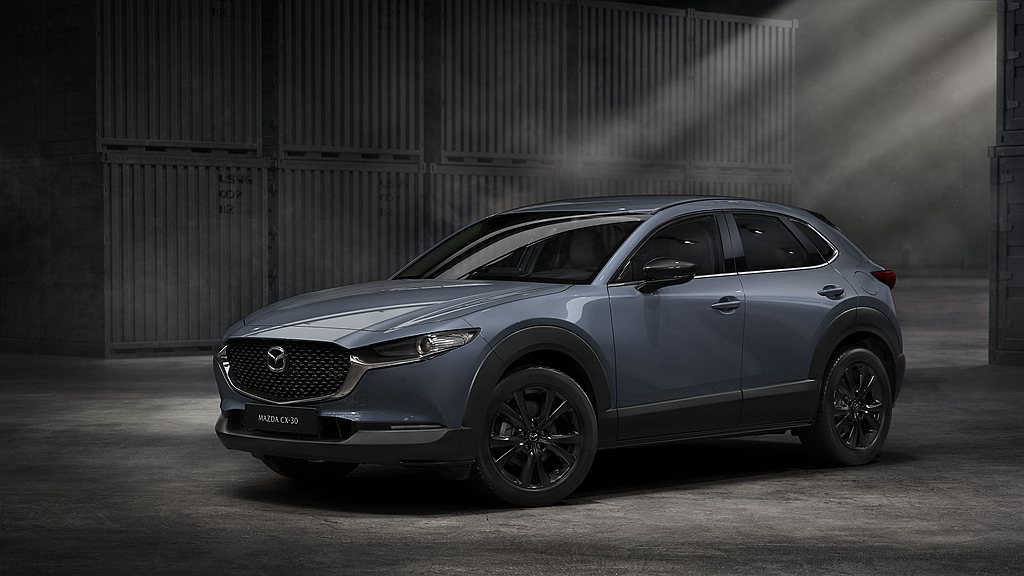 全新Mazda CX-30 20S Carbon Edition配置爍黑車外後視鏡、18 吋爍黑鋁合金輪圈及黑艷運動化織布座椅，增添個性化的熱血駕馭氛圍。 圖／Mazda提供