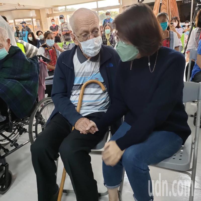 台東縣長饒慶鈴（右）前來機場送葛德神父（左），希望他回瑞士要好好照顧身體。記者尤聰光／攝影