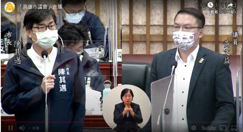 高市議員黃文益（右）問及四大公投案，市長陳其邁（左）表示，記者徐白櫻／翻攝
