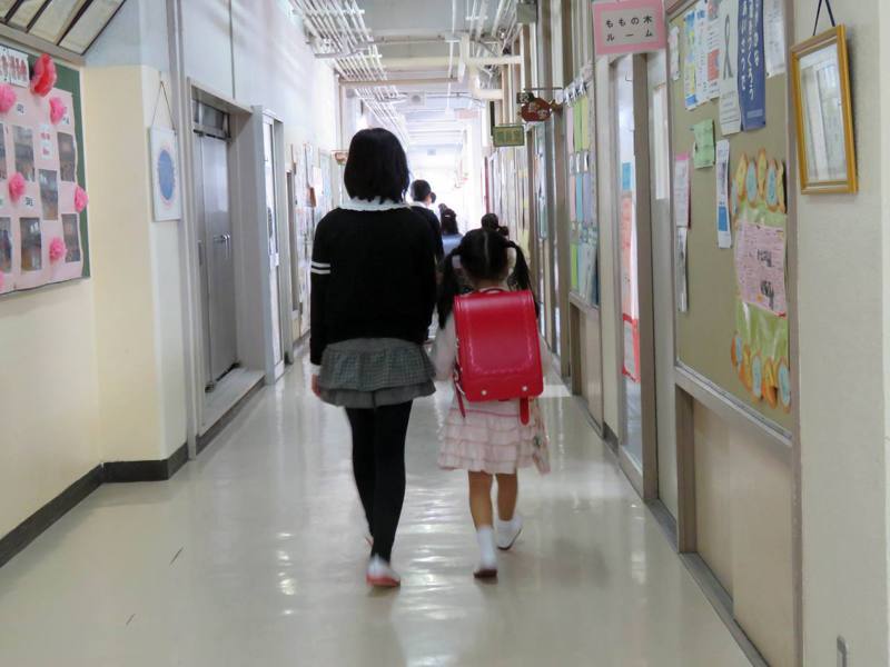 日本小孩進入學校就讀，家長往往得加入PTA，出錢也要出力，不少父母私底下會抱怨組織的強勢運作，訴苦取暖。此為示意圖。記者雷光涵／攝影