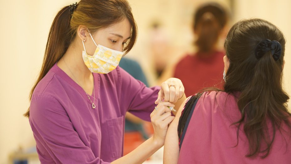 醫護人員為成人接種疫苗示意圖。圖／亞東紀念醫院提供