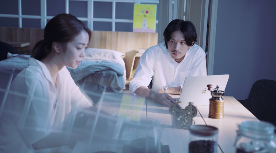 姚淳耀(右)與李霈瑜（大霈）在MV中分別擔任男女主角。圖／華納音樂提供