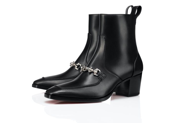 Mayerswing銀色金屬裝飾黑高跟短靴，52,500元。圖／Christian Louboutin提供