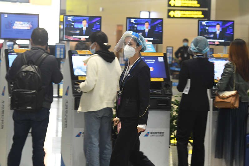 為防疫情從境外移入，大陸多地升級防疫措施。圖為重慶江北國際機場。中新社