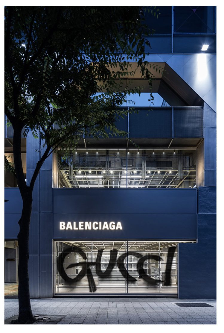 BALENCIAGA駭客實驗室系列推出「GUCCI」字樣窗貼裝飾，彰顯此系列的翻玩趣味。圖／BALENCIAGA提供