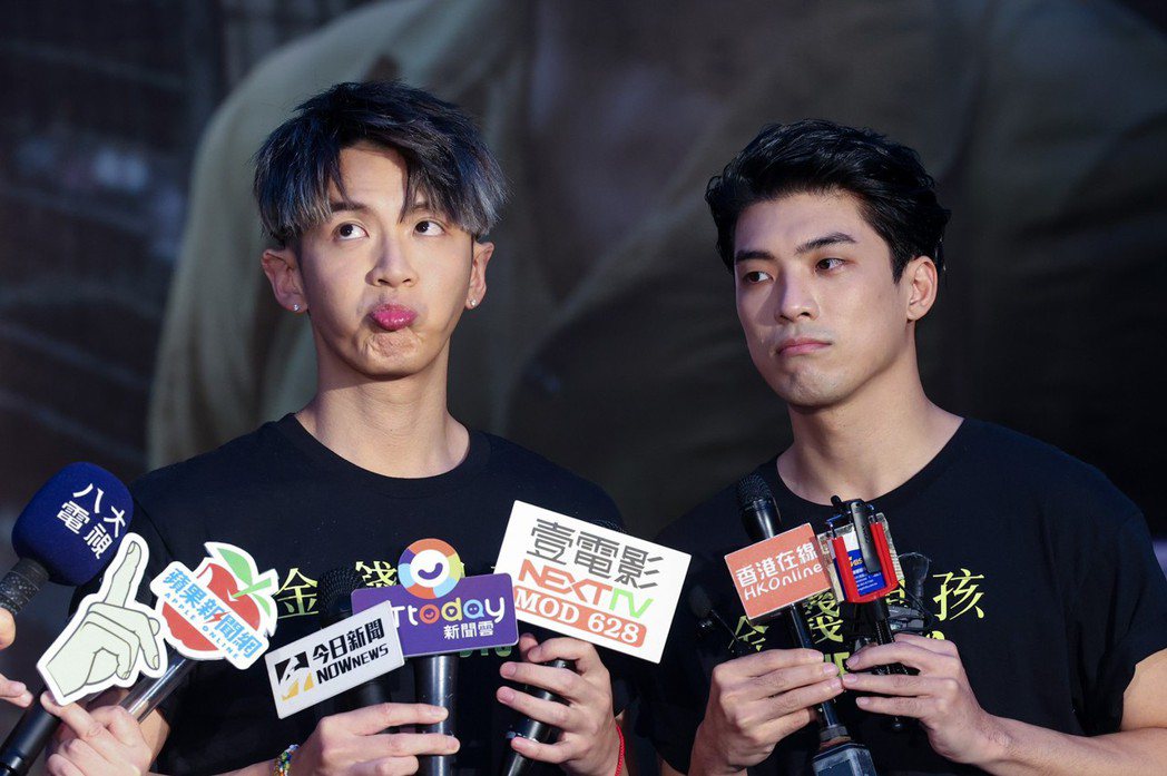 柯震東(左)、林哲熹出席「金錢男孩MONEYBOYS」宣傳記者會，接受媒體訪問。記者沈昱嘉／攝影