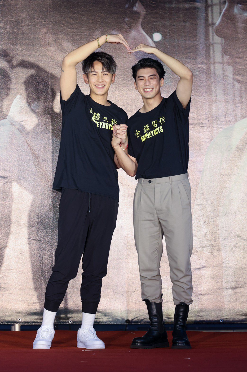 柯震東(左)、林哲熹出席「金錢男孩MONEYBOYS」宣傳記者會，一起預祝電影熱...