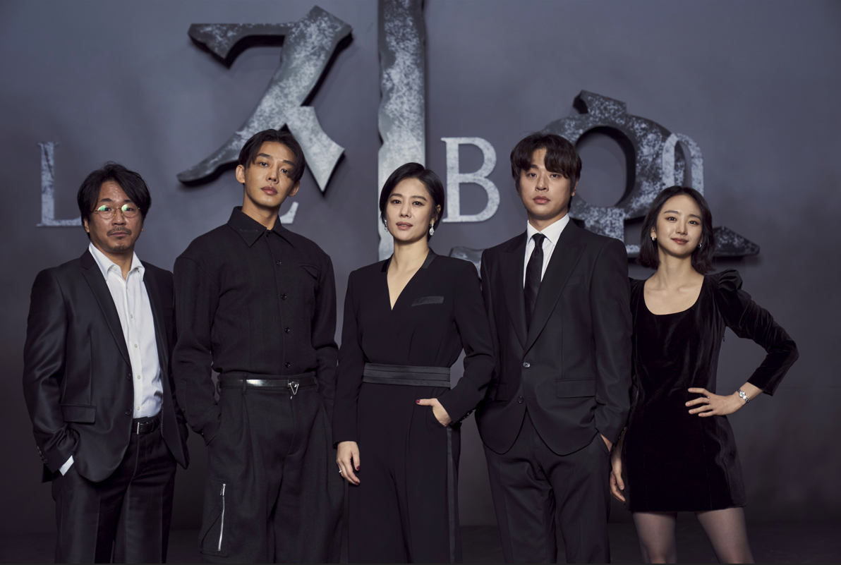 梁益準(左起)、劉亞仁、金賢珠、朴正民、元真兒等實力派演員出席「地獄公使」線上記者會。圖／Netflix提供