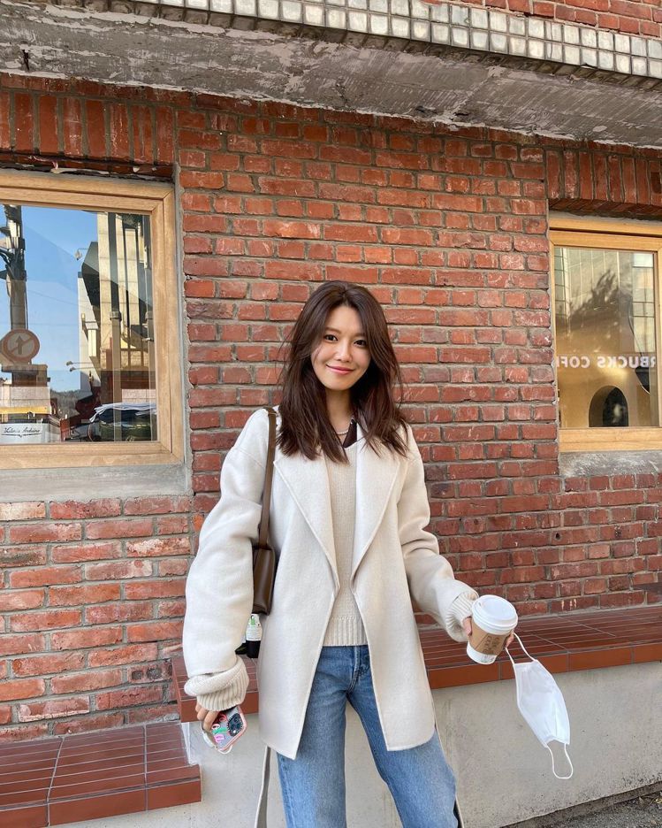 秀英身穿韓國品牌Moia背心、LOEUVRE大衣，冬日造型簡單而迷人。圖／取自IG