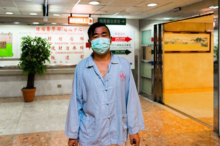 走出台北榮總地下室的腫瘤醫學部，阿煌哥最初就是在此接受加馬刀治療，治療腦中的八顆...