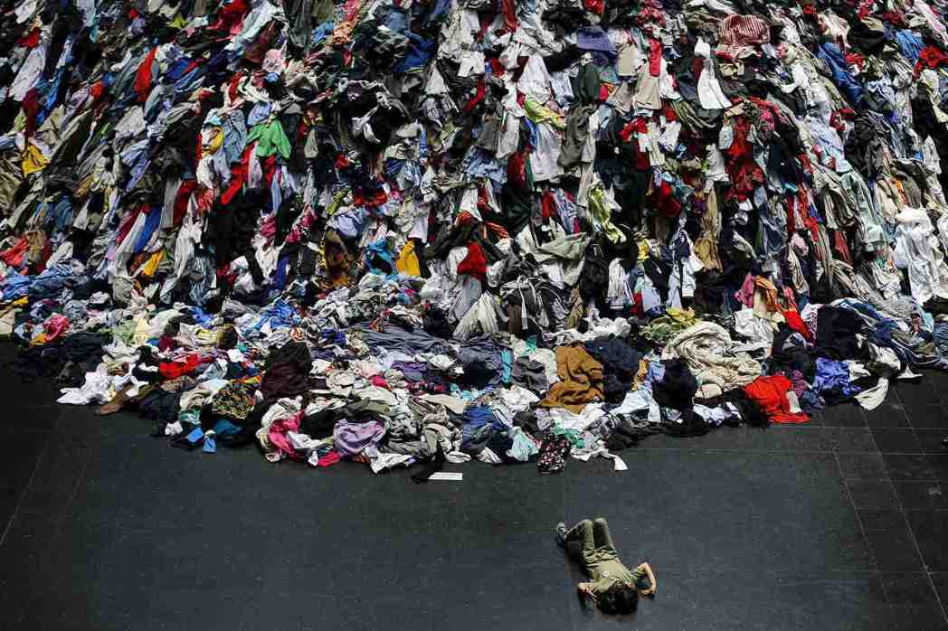「我們多年來不斷消費，從沒真正關心紡織廢料的問題。不過現在，人們會開始質疑自己了...