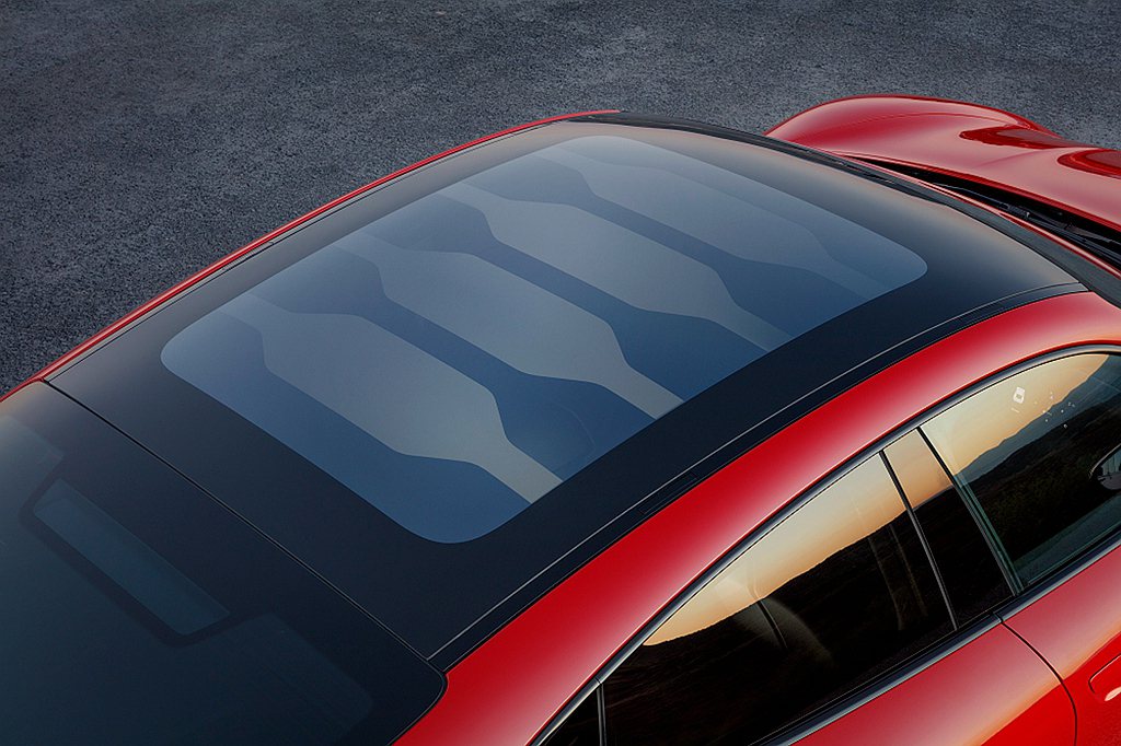 日照控制全景式玻璃車頂為保時捷Taycan GTS的全新選配功能，電子透明液晶薄...