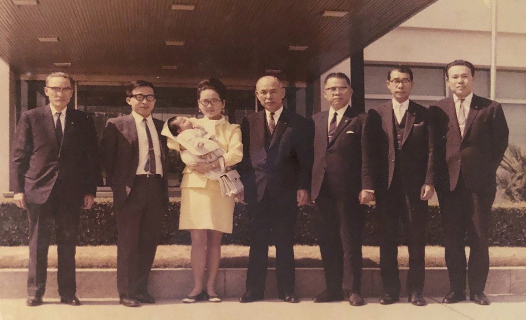 簡靜惠（左三）於1969年與先生返台加入洪家大家庭。圖／洪建全基金會提供