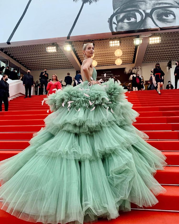 在今年坎城影展中，人氣時尚部落客Leonie Hanne就曾穿上品牌打造的一款草綠色蓬裙禮服現身。圖／摘自IG
