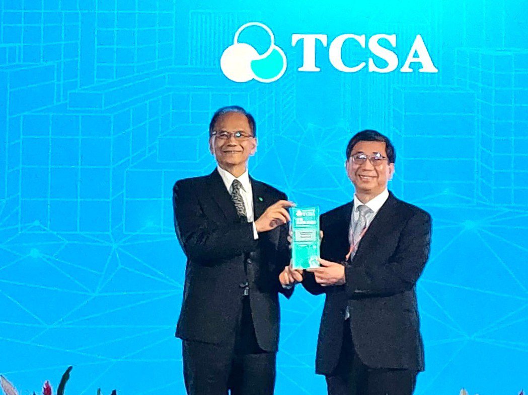 2021 TCSA台灣企業永續獎17日舉行頒獎典禮，由立法院長游錫堃（左）頒發循...