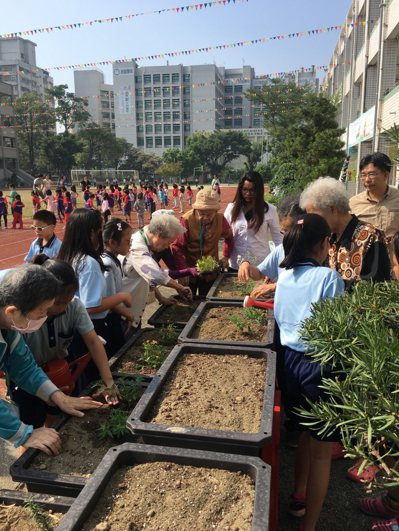 2016年台灣第一間校園日照中心「大同福樂學堂」成立，透過老人照顧團隊與學校教師共同備課，讓長輩與學童在校園內進行食農教育、數位及能源等學習課程。圖／大同福樂學堂提供